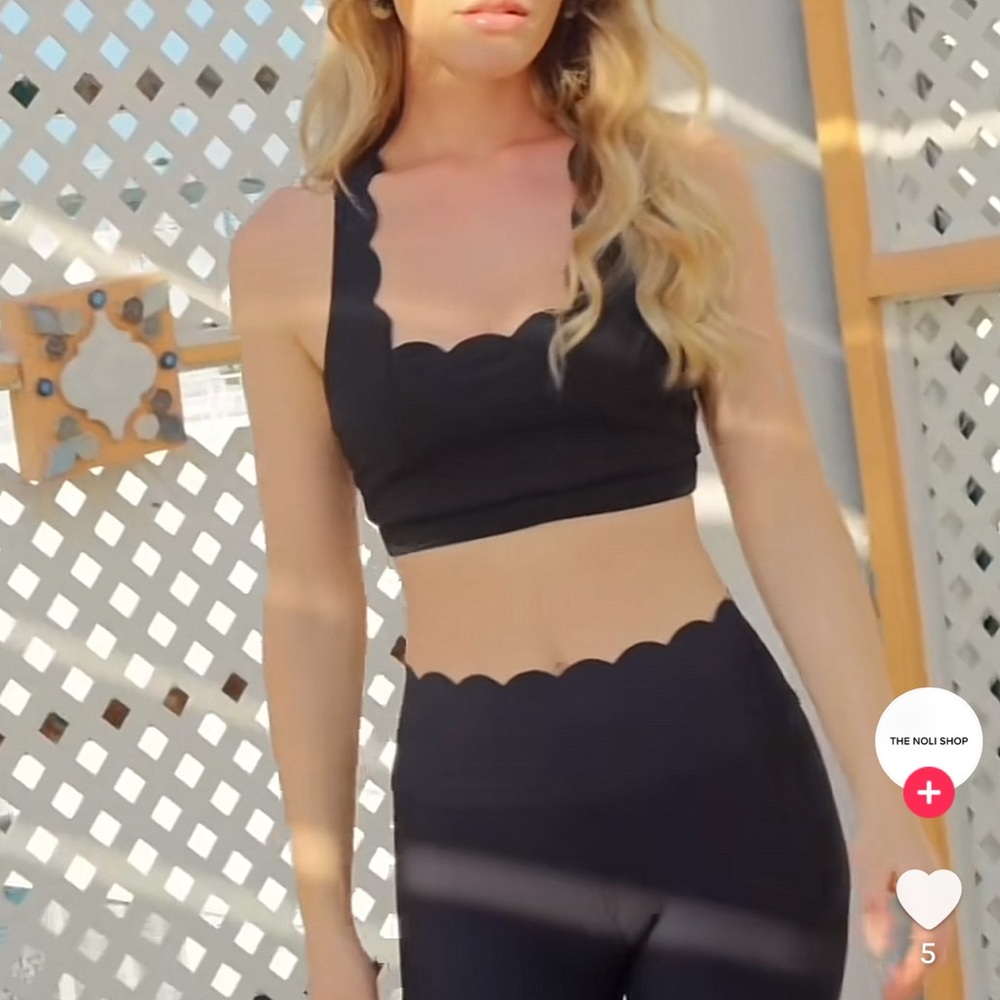 The Noli Shop scalloped leggings and sports bra top. Small